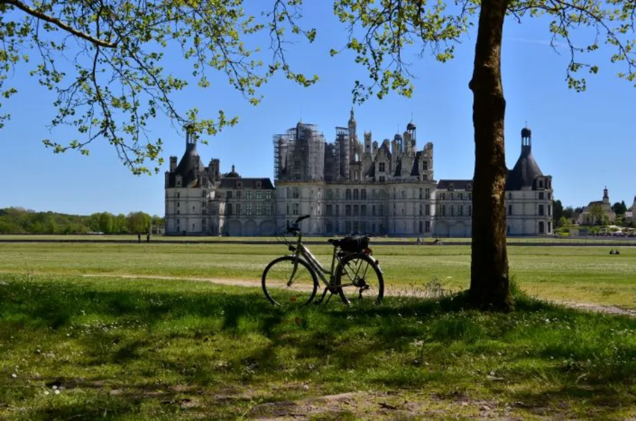 Vélos de location devant le château de Chambord en Val de Loire