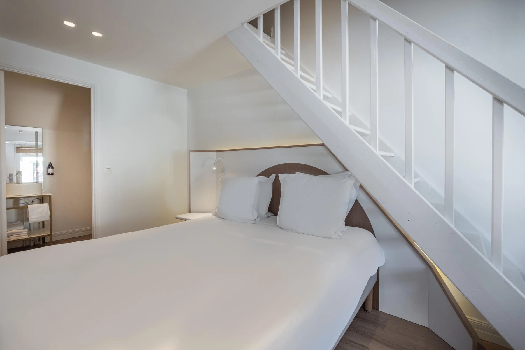 Chambre duplex famille spacieuse avec aménagements confortables sur deux niveaux