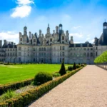Château de Chambord avec ses jardins et une allée arborée