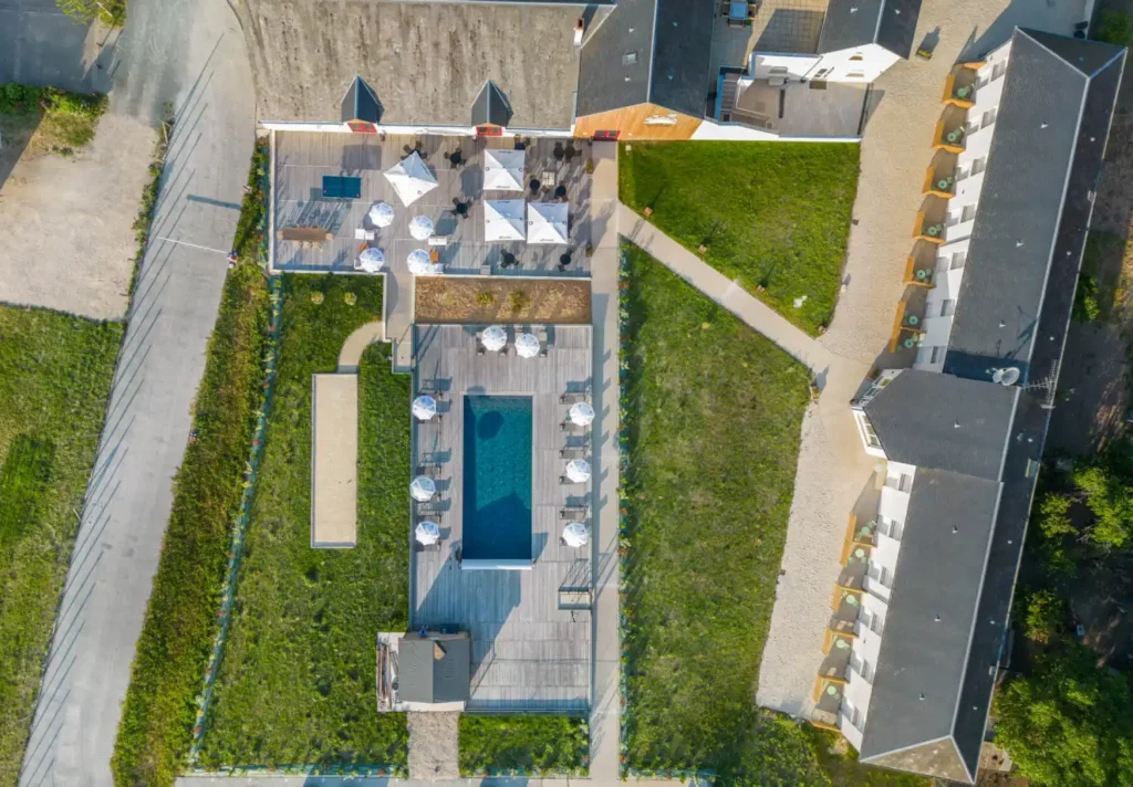 Vue aérienne de la piscine extérieure et des espaces verts de l'hôtel