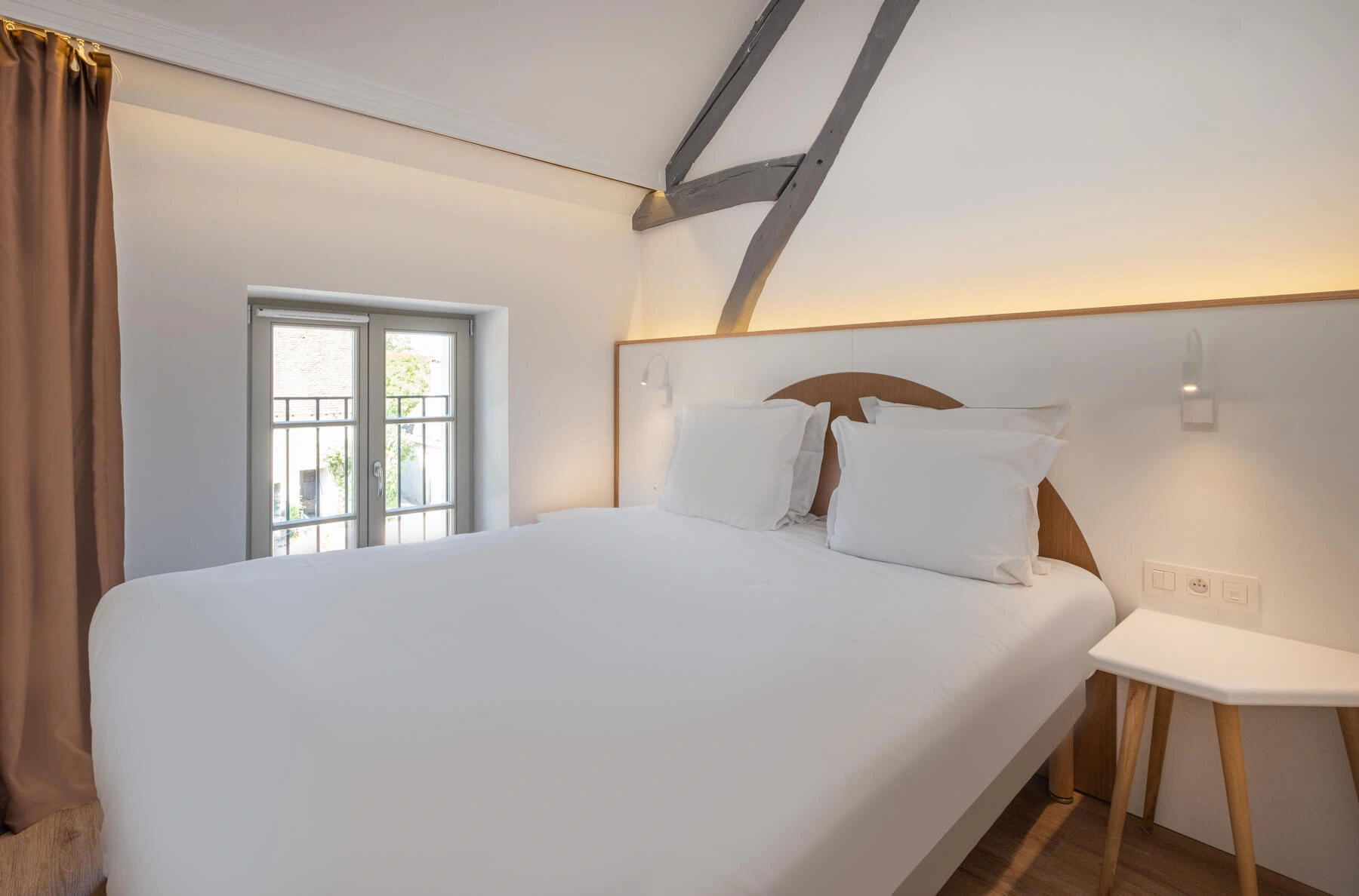 Chambre double standard confortable avec lit double et aménagements fonctionnels