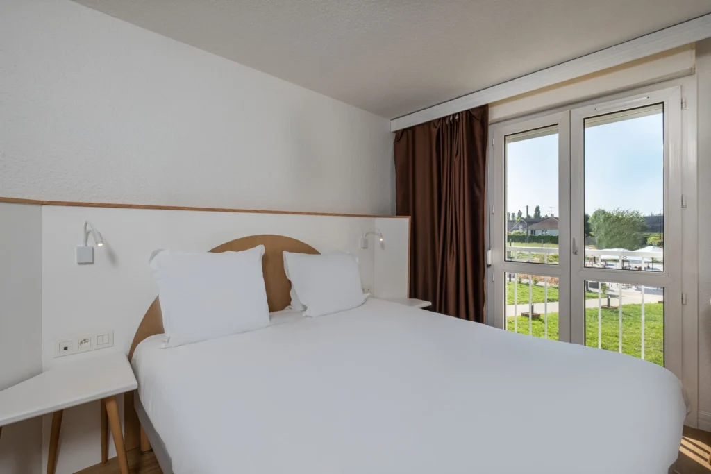 Chambre double avec vue sur la piscine extérieure