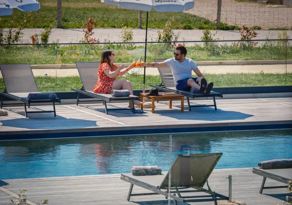 Piscine extérieure avec espaces verts et aménagements de détente