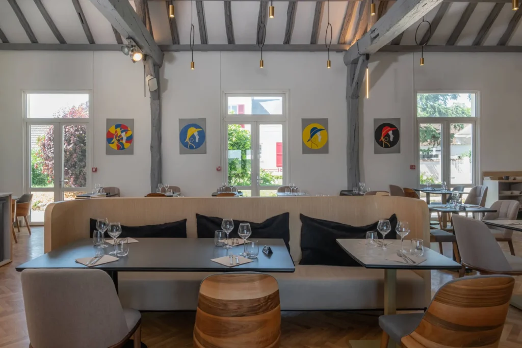 Salle de restaurant élégante avec tables dressées et aménagements raffinés