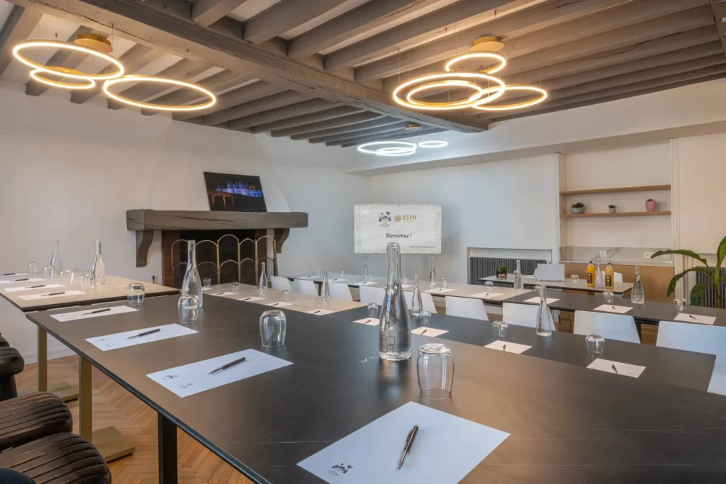 Salle de séminaire équipée avec tables et chaises pour formations et événements professionnels